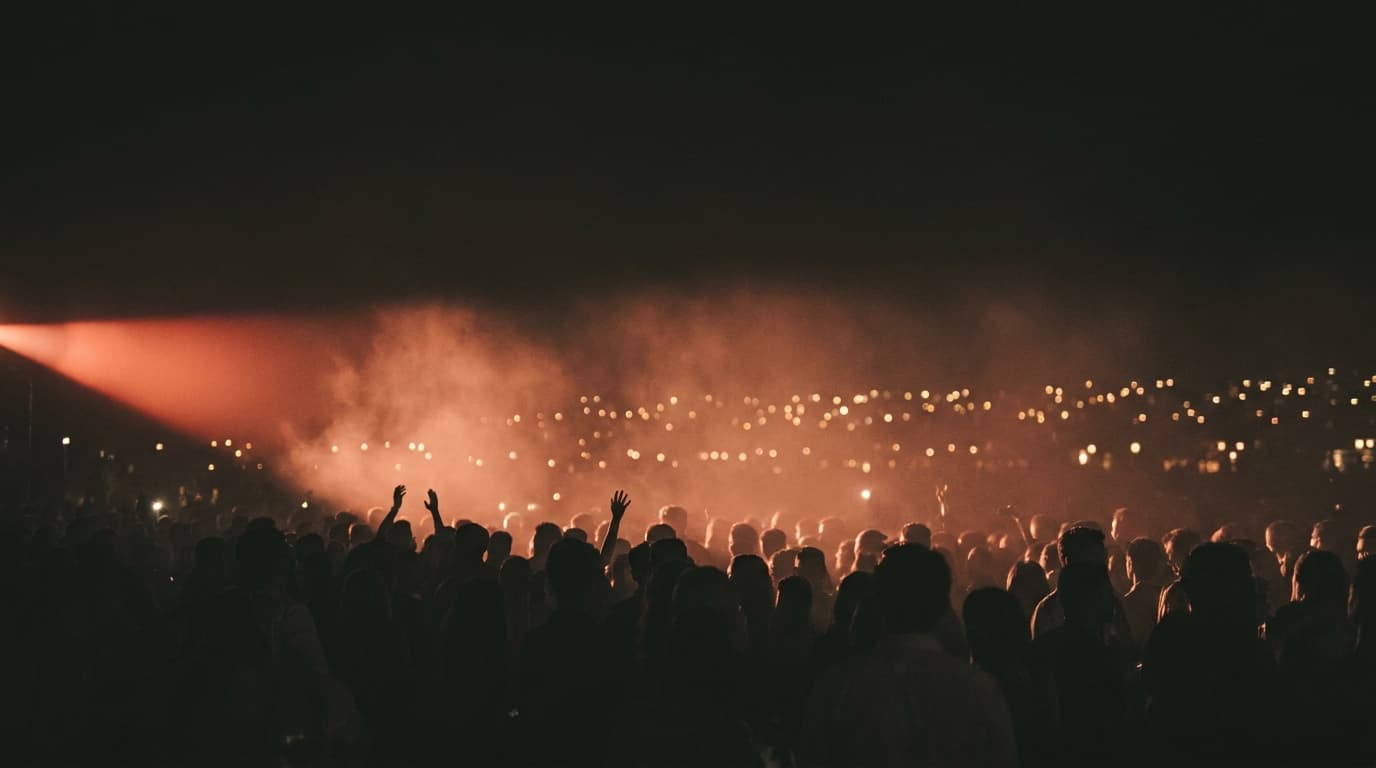 Feierndes Live-Publikum vor der Bühne bei einem Event