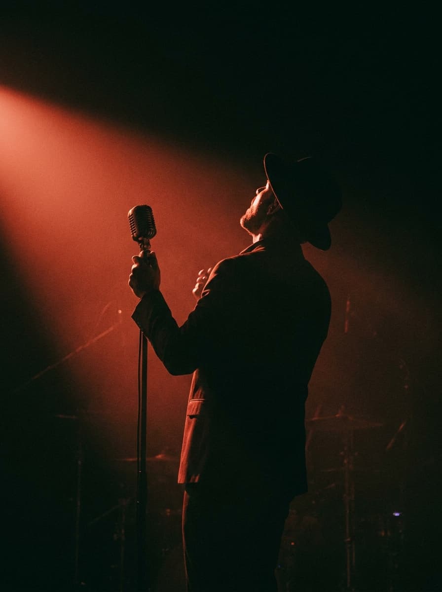 Igor Zembery live am Mikrofon im Bühnenlicht